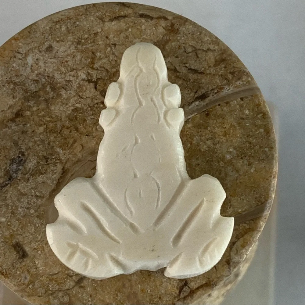 Vintage Natural Bone Bead Frog Hand Carved Fetish Animal Toad Drilled 1.3